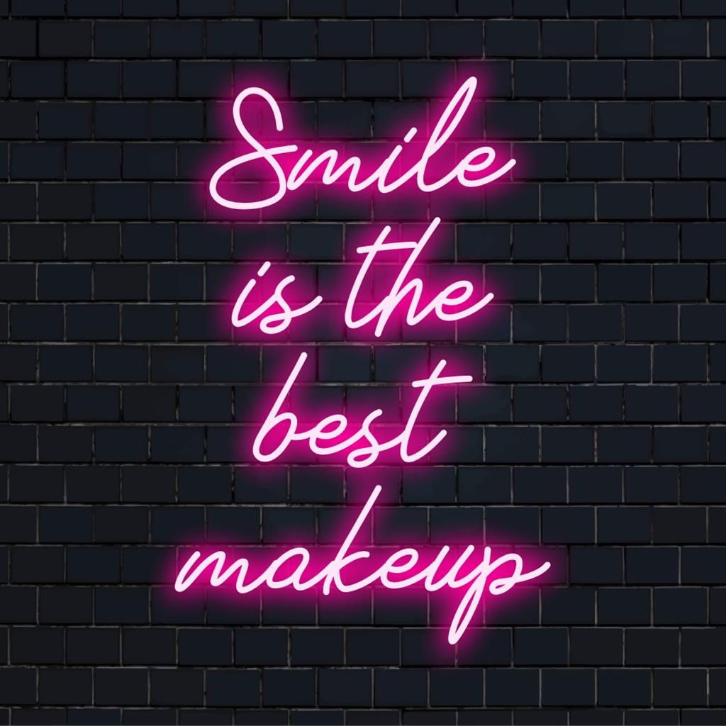 Anpassad LED-neonskylt som visar Smile Is The Best Makeup, perfekt för att lägga till livfull personlighet till vilket utrymme som helst.