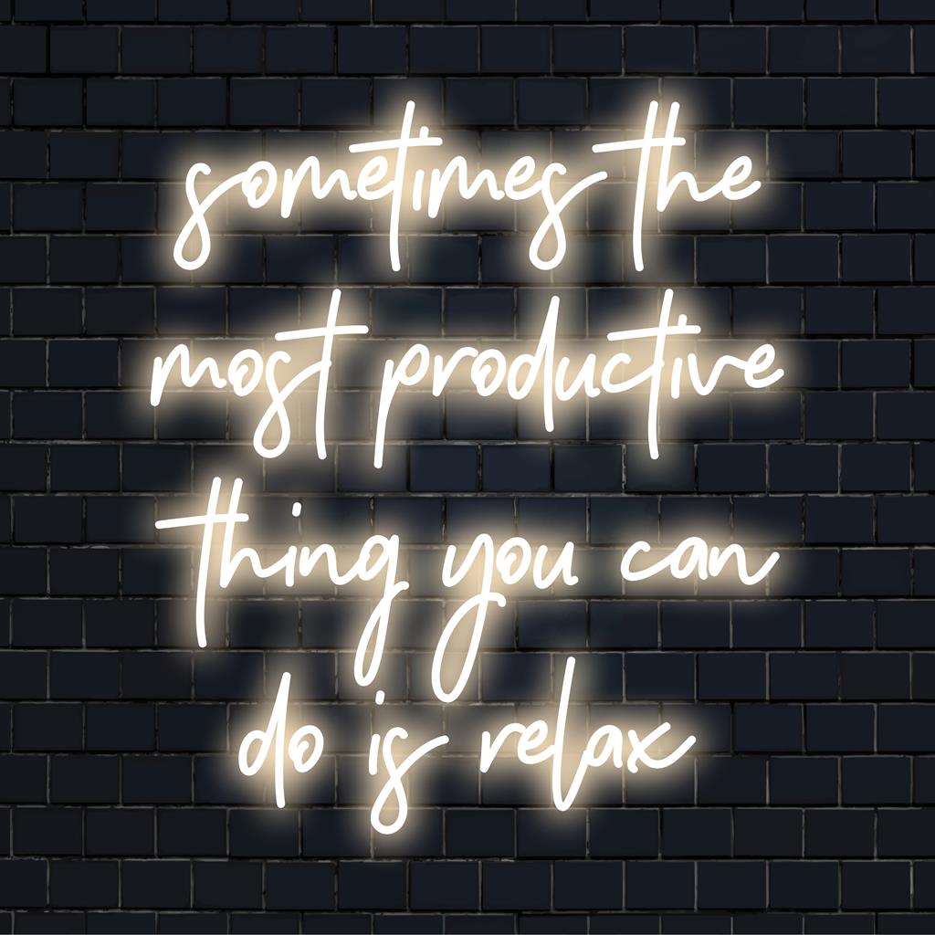 Anpassad LED-neonskylt i lugnande blått, med citatet Ibland är det mest produktiva du kan göra är att slappna av.