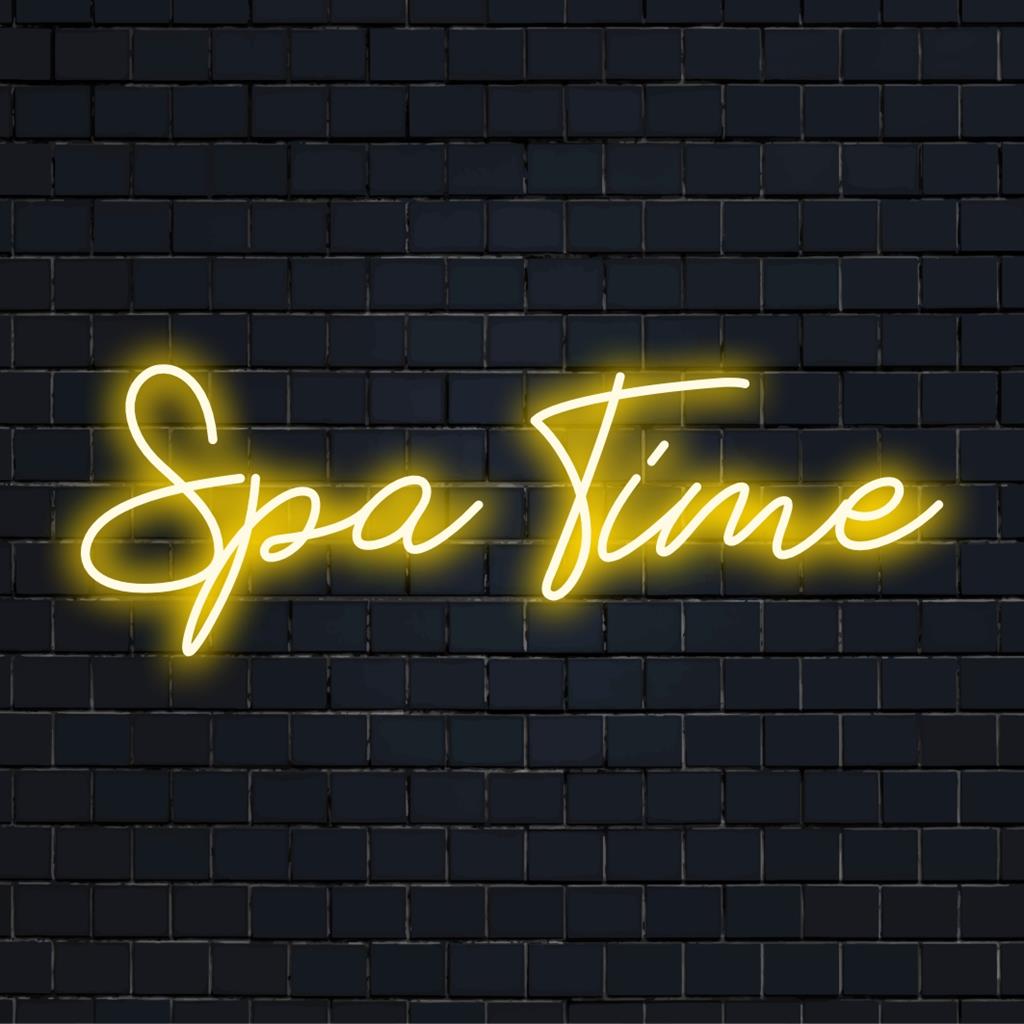 Anpassad LED neonskylt glödande med orden Spa Time i elegant manus, perfekt för fridfulla wellnessutrymmen och relaxavdelningar.