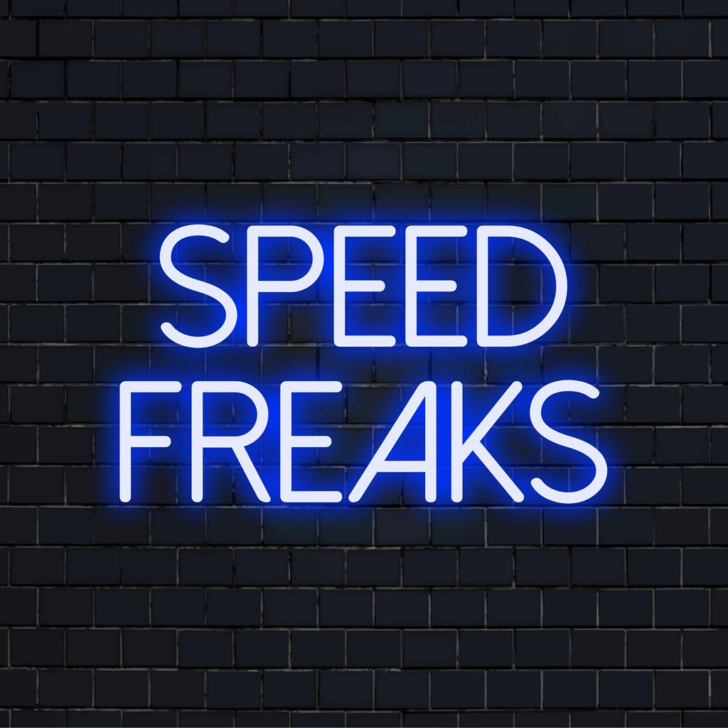 Anpassad LED-neonskylt av 'Speed Freaks' med dynamiska bokstäver, perfekt för modern inredning och unik neonljuskonst.