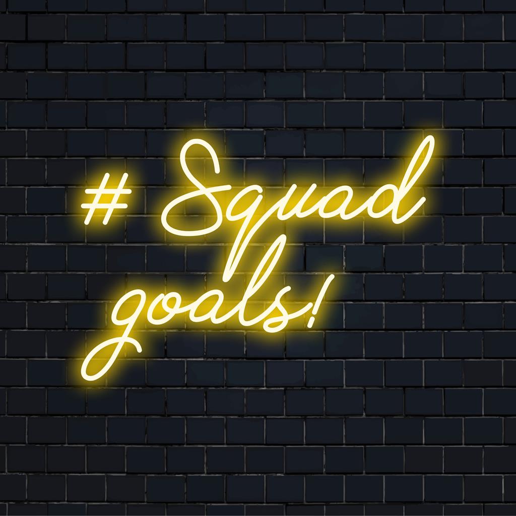Anpassad LED neonskylt med '#Squad Goals!' i livfulla färger, perfekt för att förhöja alla utrymmen med modern stil.