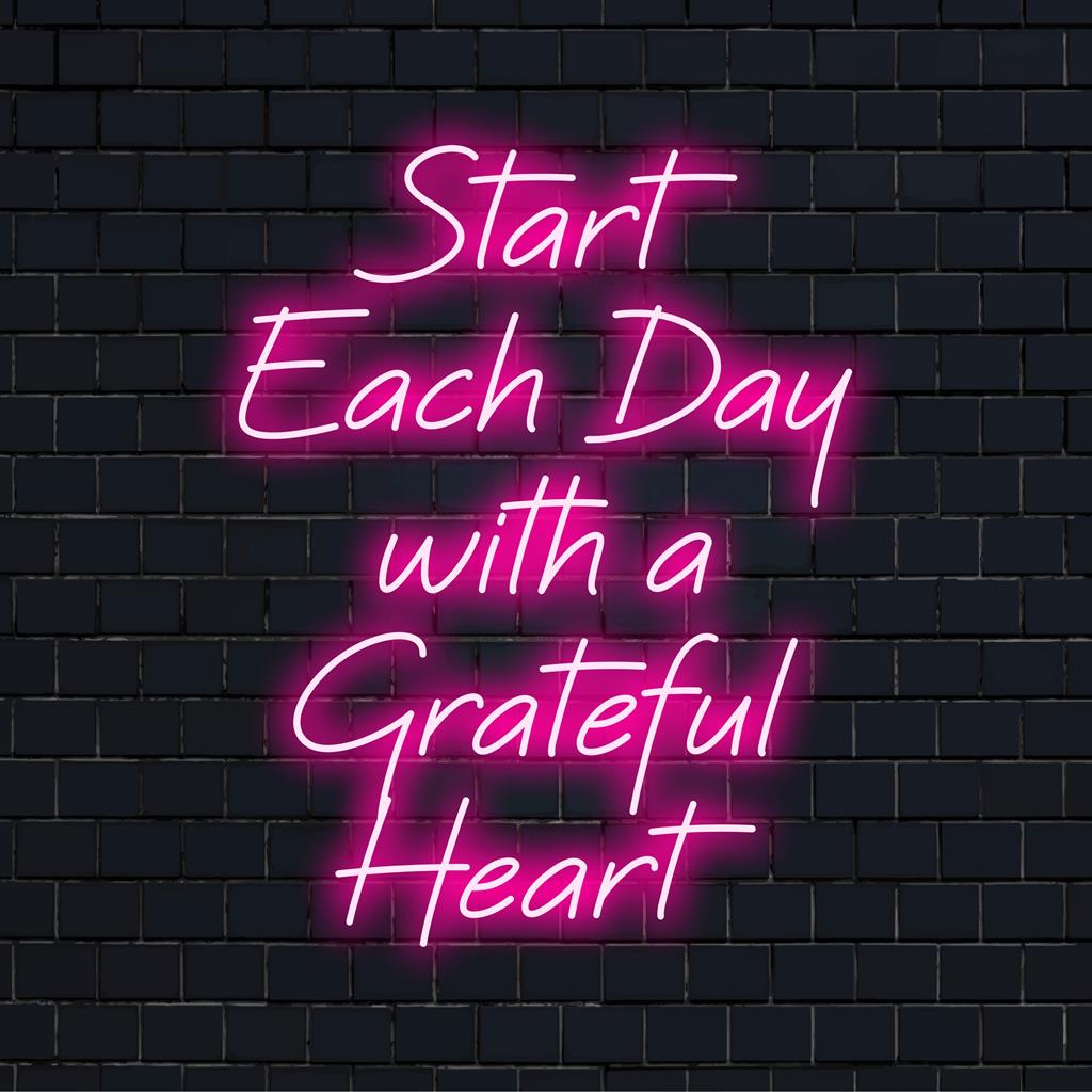 Anpassad LED-neonskylt med frasen Start Every Day With A Grateful Heart med livfulla färger, perfekt för upplyftande inredning.