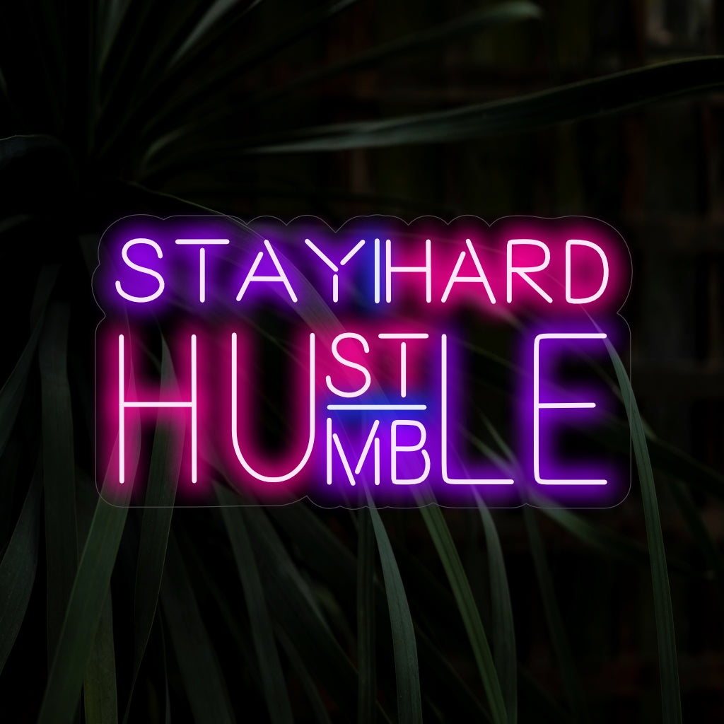 "Stay Humble Hustle Hard Neon Sign" utstrålar motivation med sitt glödande mantra, vilket skapar en atmosfär som uppmuntrar både ödmjukhet och hårt arbete i ditt utrymme.