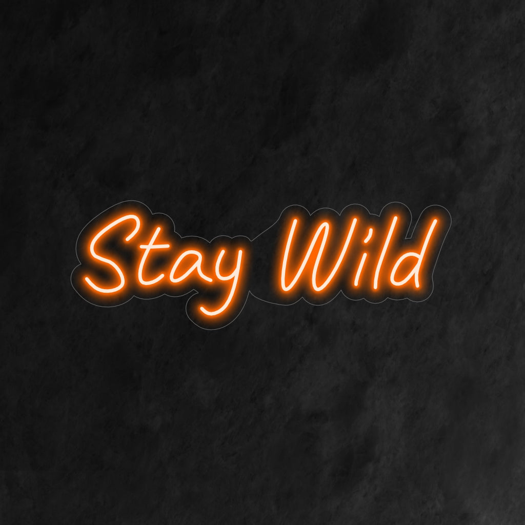 "Stay Wild Neon Sign" är ett inspirerande och äventyrligt tillskott till din interiör. Ett neonljus som uppmuntrar till ett frisinnigt och otämjt förhållningssätt till livet.