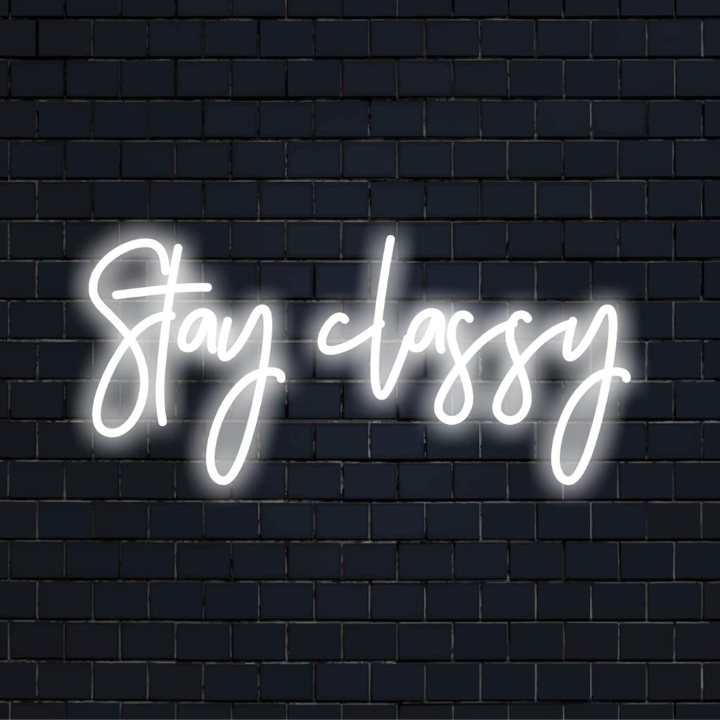 En elegant anpassad LED-neonskylt med Stay Classy upplyst i livfulla färger, perfekt för chic väggdekoration.