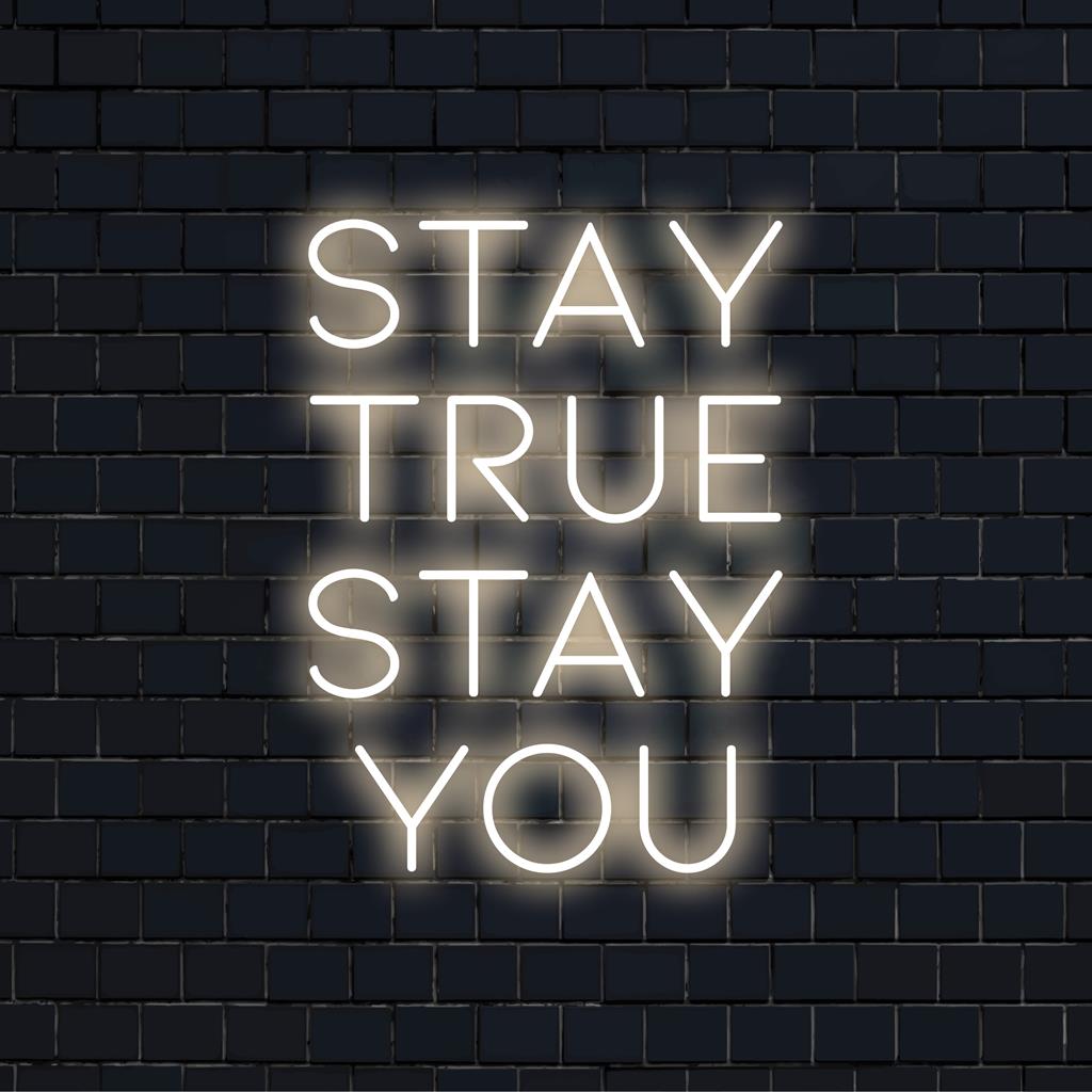 Skräddarsydd LED neonskylt med Stay True Stay You; perfekt för personlig mantradekor med unik glödande atmosfär.