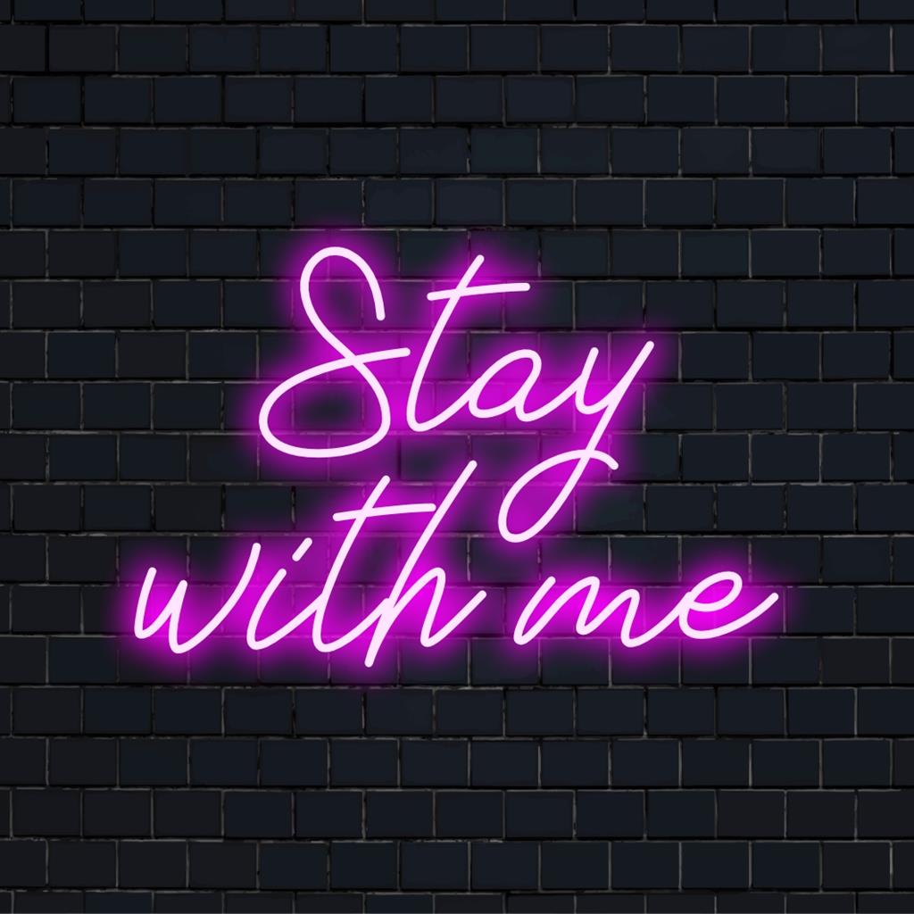LED neonskylt glödande med Stay With Me i livfulla nyanser, perfekt personlig inredning för alla utrymmen.
