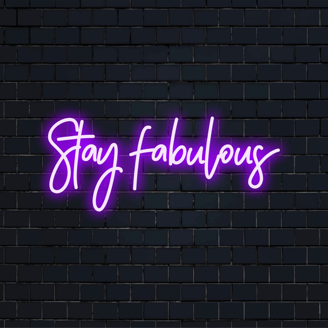 LED neonskylt i ljust rosa skrift läser Stay Fabulous, ett elegant tillägg för alla rum; idealisk ljusinredning.