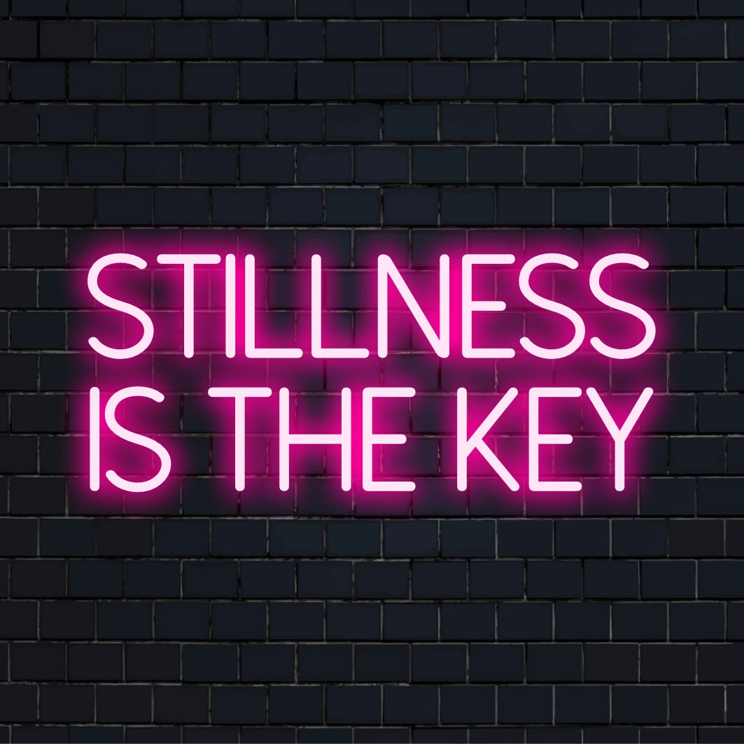 Anpassad LED-neonskylt som visar orden Stillness Is the Key, perfekt för personlig neonväggkonst eller inspirerande dekor.