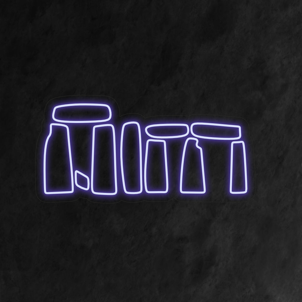 "Stonehenge Neon Sign" tillför en touch av mystik med sin ikoniska siluett, som kastar ett spännande sken som ekar gåtan med denna uråldriga plats i ditt utrymme.