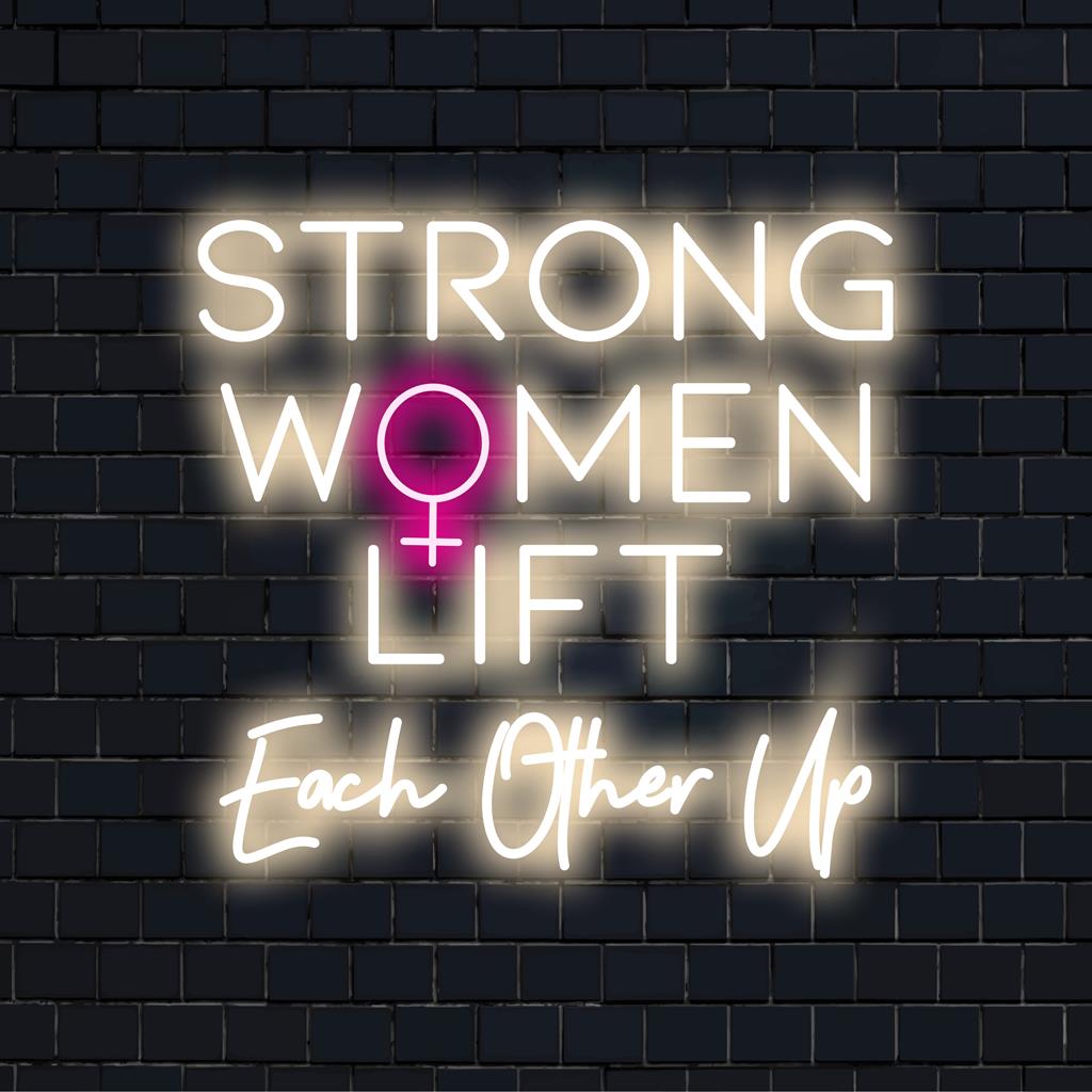 Skräddarsydd LED neonskylt med citatet Strong Women Lift each Other Up i stilrent manus, perfekt för modern inredning.