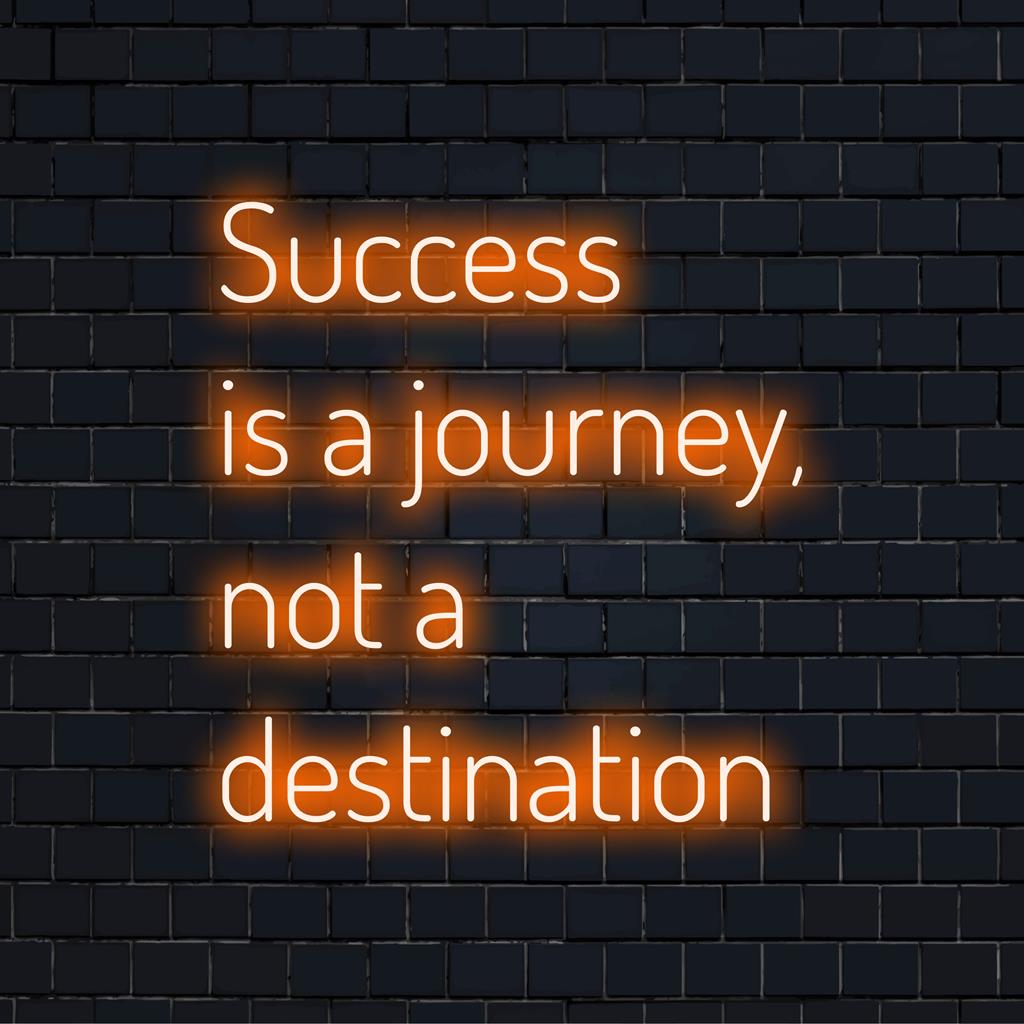 Skräddarsydd LED neonskylt med den inspirerande frasen: Success Is A Journey, Not A Destination. Perfekt för alla motiverande dekorationer.