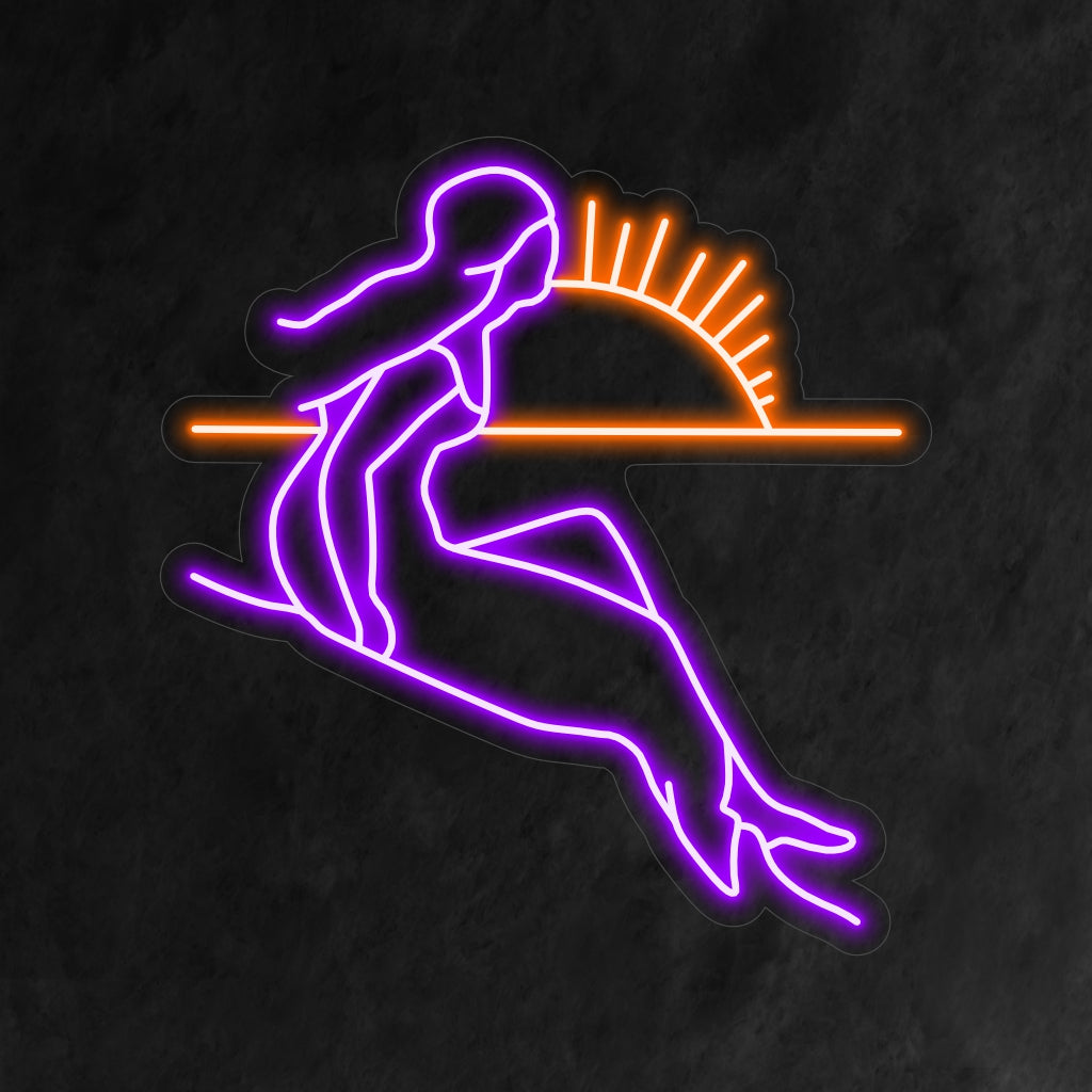 "Sunset and Lady Neon Sign" är ett romantiskt och drömskt tillskott till din interiör. Ett neonljus som fångar skönheten i en solnedgång med en elegant siluett av en dam.