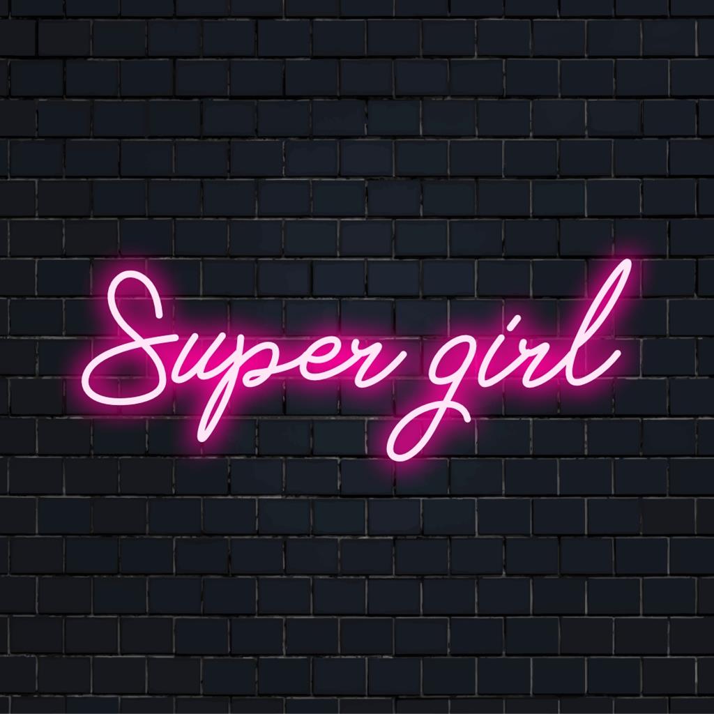 Ljus LED-neonskylt som visar upp Super Girl med livfulla färger, perfekt för att lägga till rolig dekor till alla utrymmen. Anpassad LED-design.