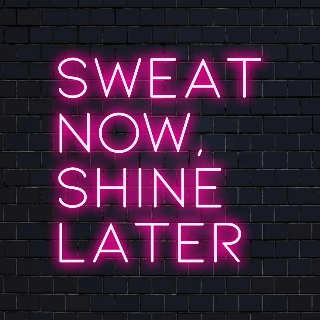 Anpassad LED-neonskylt med det motiverande citatet Sweat Now, Shine Later, perfekt för inspirerande väggdekorationer.