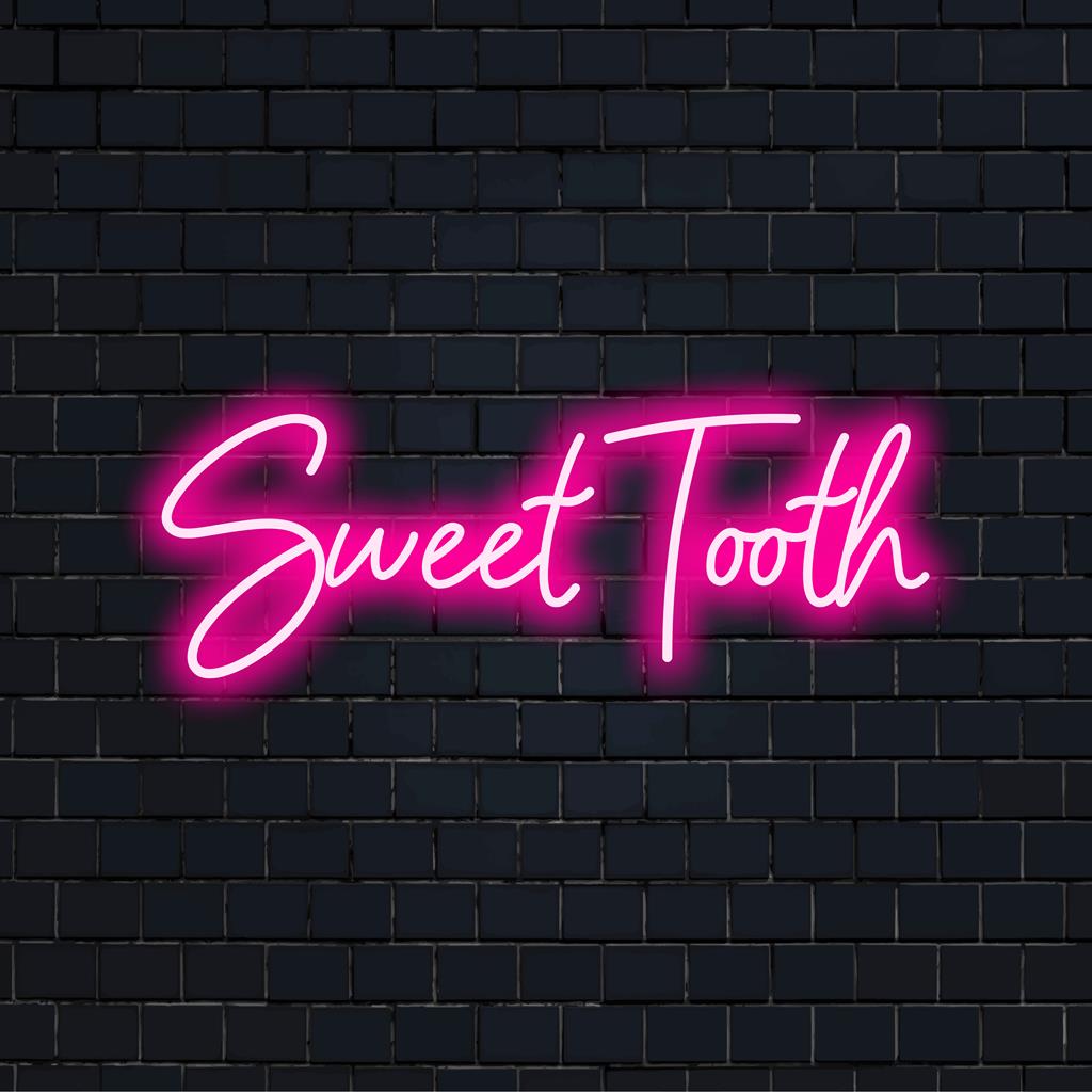 Sweet Tooth skräddarsydd LED-neonskylt som lyser upp alla utrymmen med levande konstnärskap och personlig LED-neonbrillans.