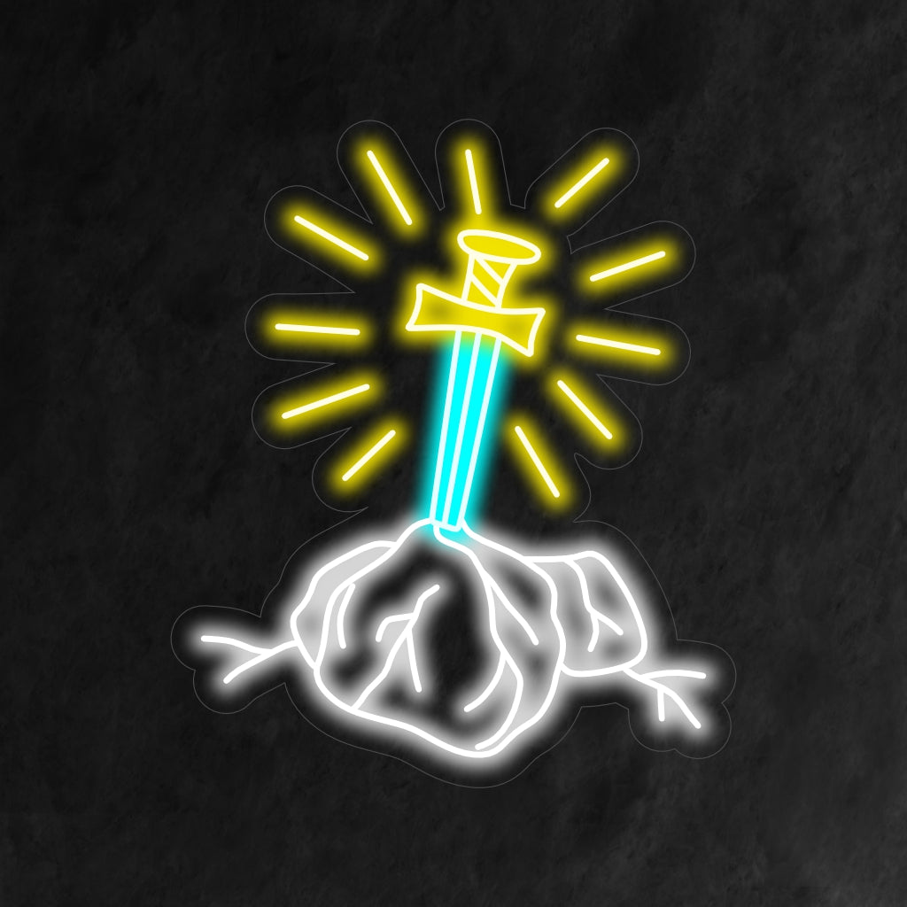 "Sword in the Stone Neon Sign" är ett mytiskt och förtrollande tillägg till din inredning med fantasitema. Ett neonljus som fångar de legendariska bilderna av ett svärd i stenen.