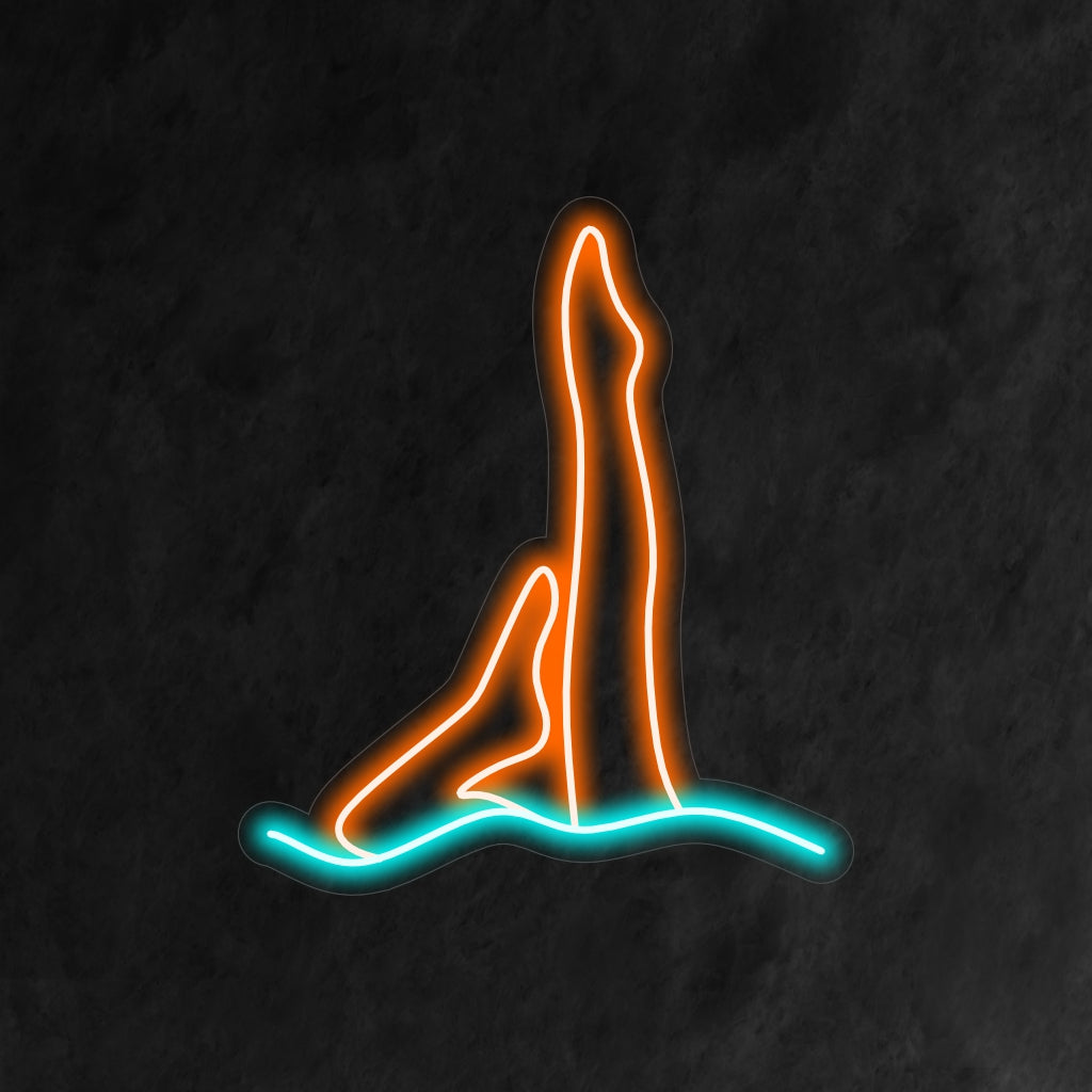 "Synchronized Swimming Neon Sign" är ett graciöst och dynamiskt tillskott till din inredning med sporttema. Ett neonljus som fångar skönheten med synkronsim.