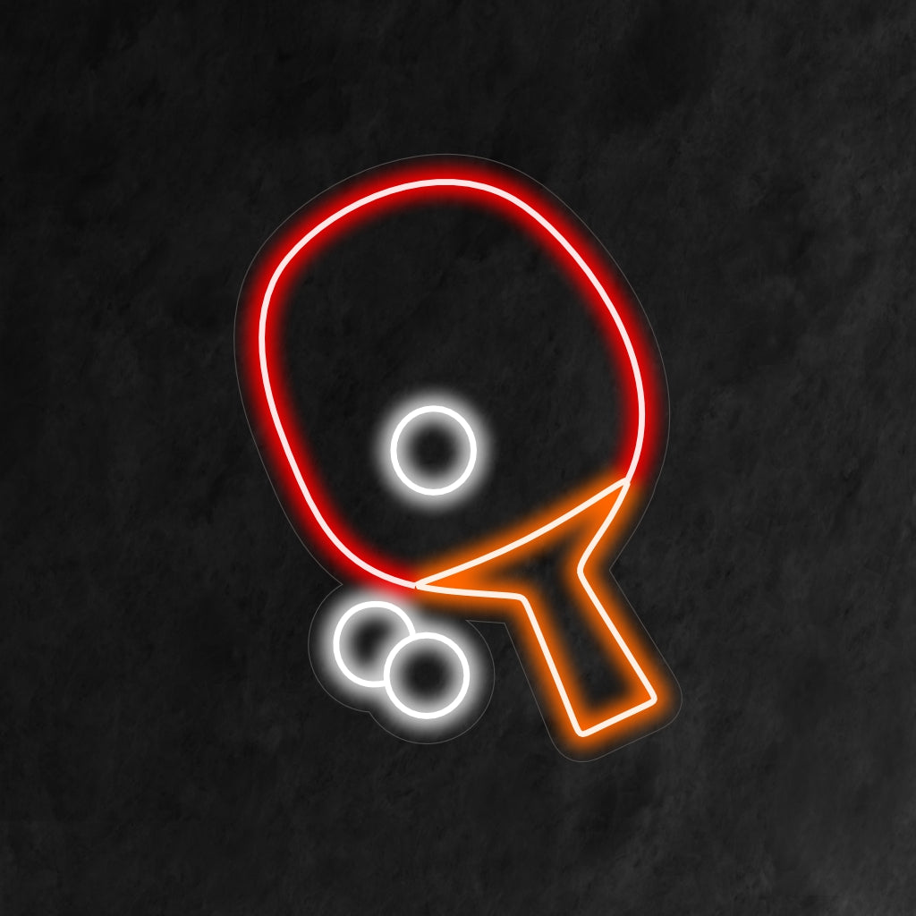 "Table Tennis Racket and Balls Neon Sign" ger en sportig atmosfär med sin dynamiska design, som ger en energisk glöd som fångar spänningen och det roliga i spelet i ditt utrymme.