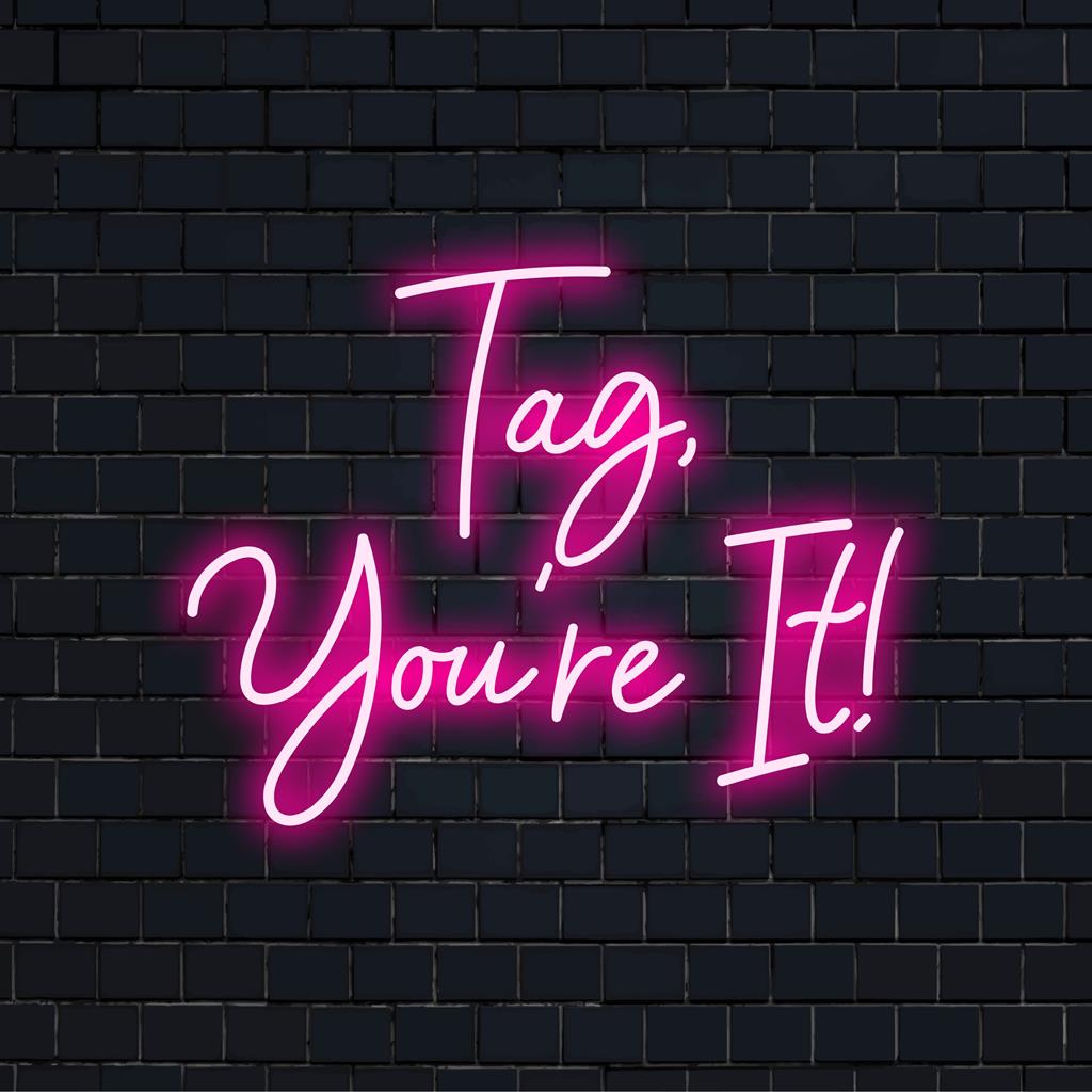 Livlig skräddarsydd LED neonskylt med en lekfull Tag, You're It! meddelande, perfekt för unik belysningsdekor.