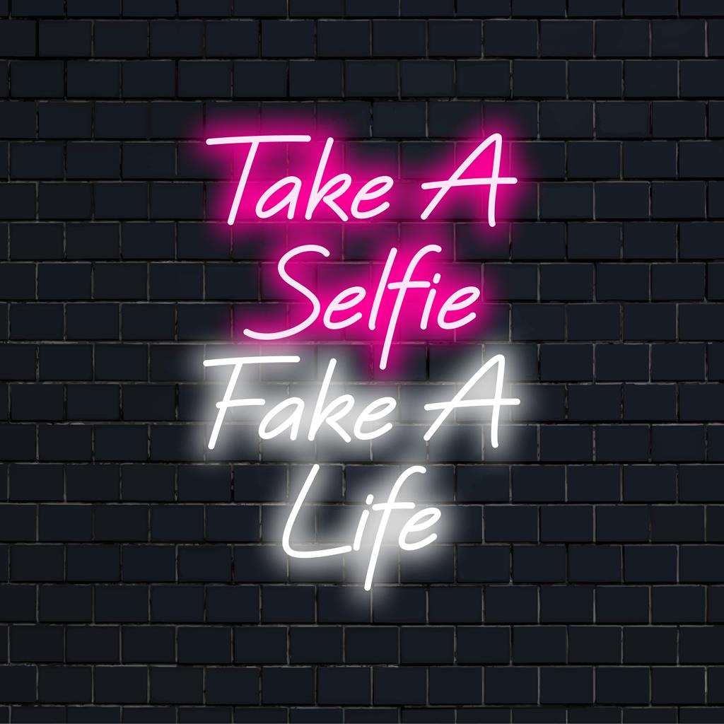 Livlig Take A Selfie Take A Life specialtillverkad LED neonskyltdesign, perfekt neontextkonst och ljusdekor.