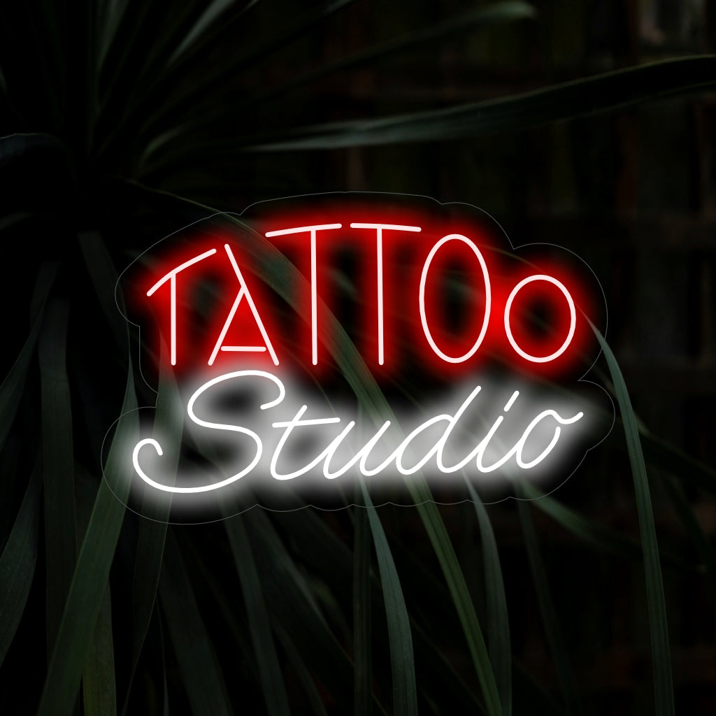 "Tattoo Studio Neon Sign" lägger till levande konstnärskap med sin ikoniska design, som ger en djärv glöd som hyllar tatueringars kreativitet och skönhet i ditt utrymme.