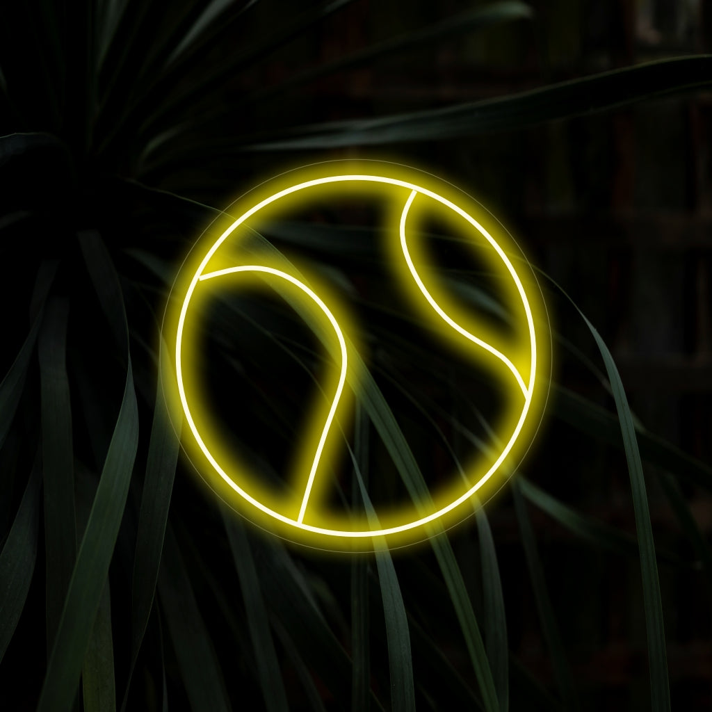 "Tennis Ball Neon Sign" tillför en sportig känsla med sin dynamiska design, som ger en energisk glöd som hyllar spänningen och atleticism av tennis i ditt utrymme.