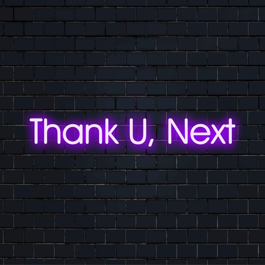 Skräddarsydd LED-neonskylt som visar Thank U, Next i levande ljuskonst; perfekt för modern inredning och stämningshöjning.