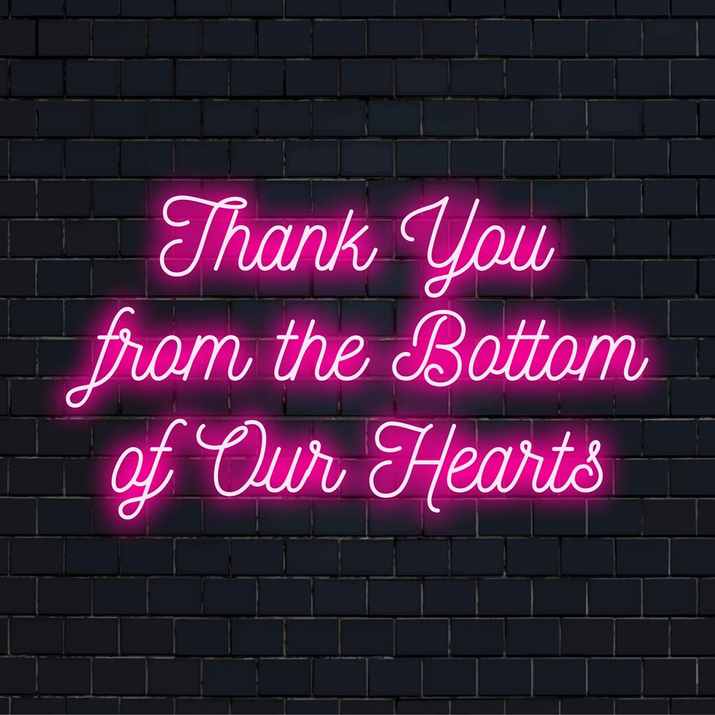 Anpassad LED neonskylt med Thank You From The Bottom Of Our Hearts glödande i livfulla nyanser; perfekt väggdekor för innerliga uttryck.