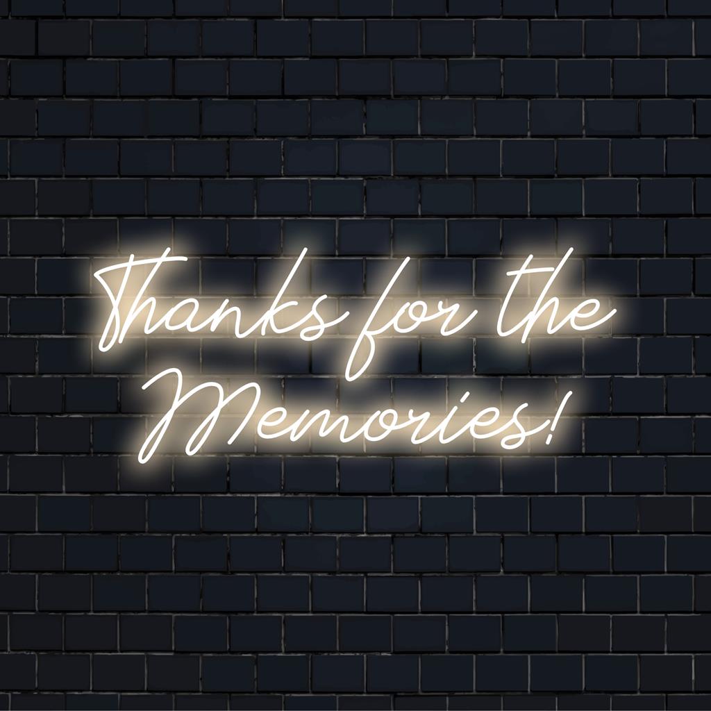 Skräddarsydd LED-neonskylt som visar Thanks For The Memories! i ett levande, glödande manus som lyfter din inredning.