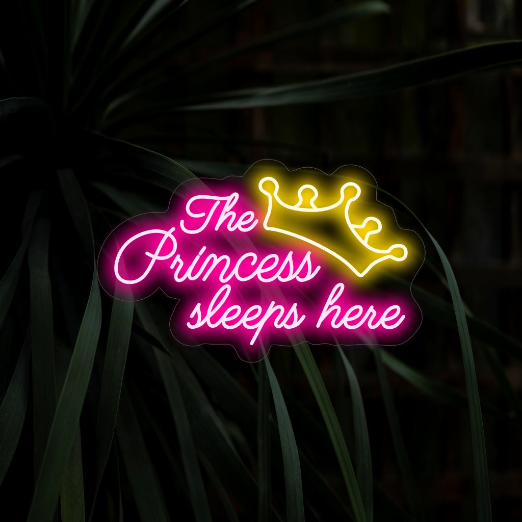 "The Princess Sleeps Here Neon Sign" förtrollar med sin charmiga proklamation, som ger en mjuk glöd som tillför sagomagi till ditt utrymme.