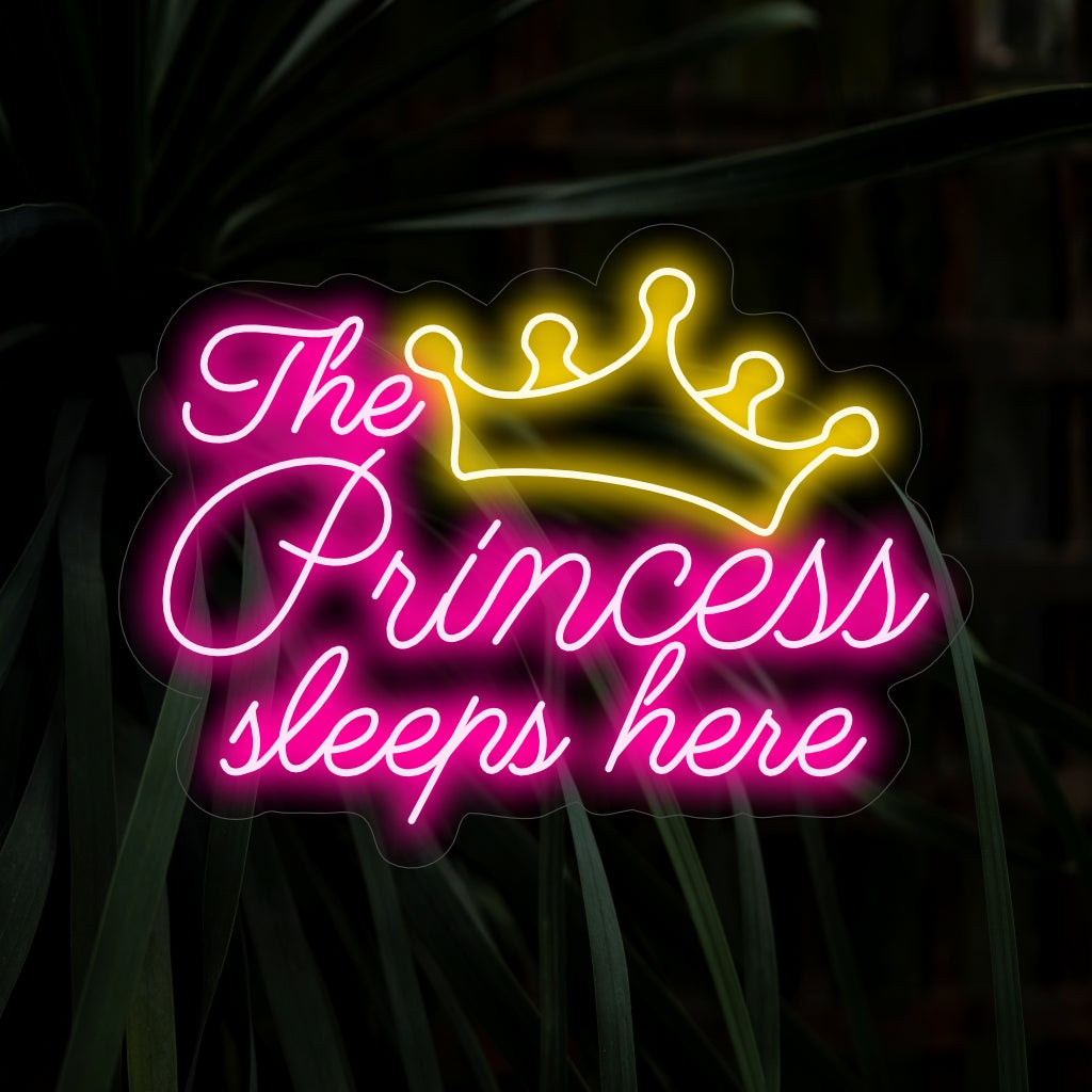 "The Princess Sleeps Here Neon Sign" är en charmig proklamation med ett mjukt sken som skapar en förtrollande atmosfär som passar kungligheter.