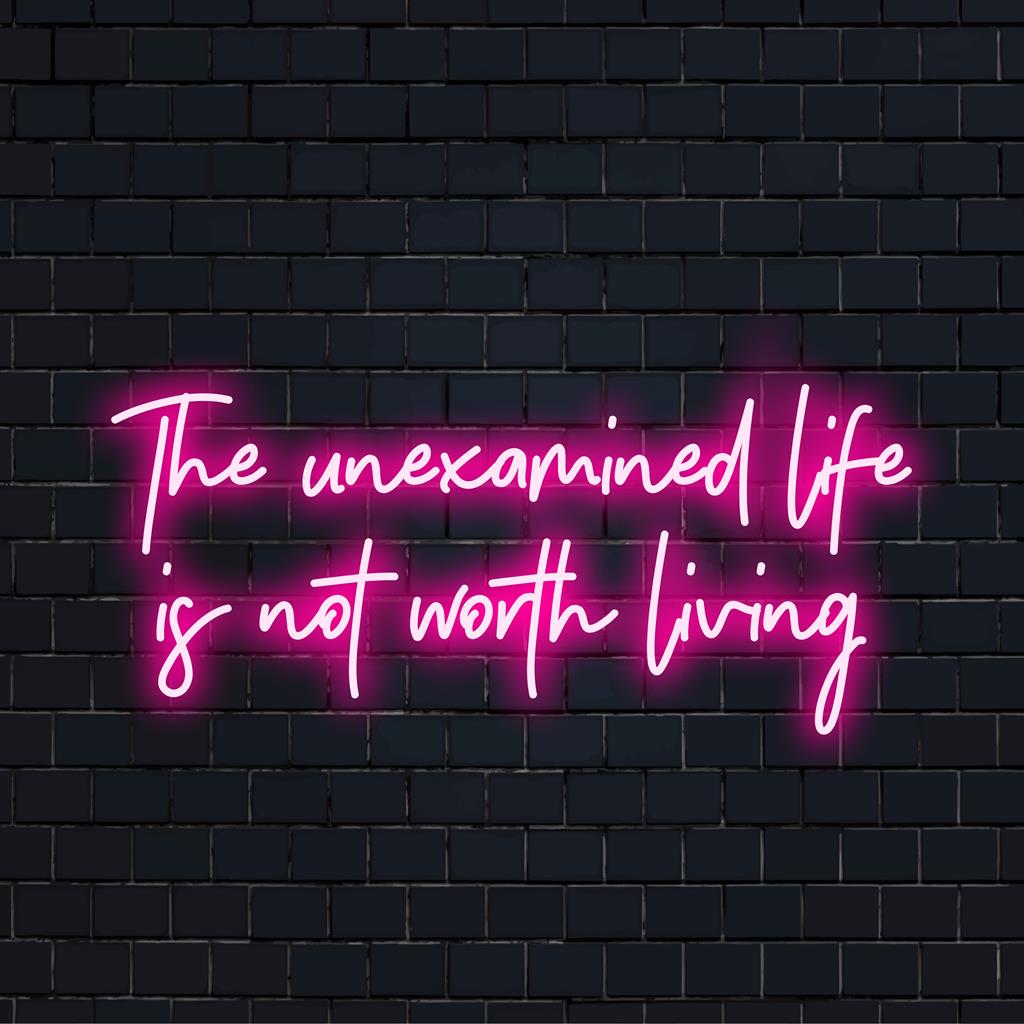 LED-neonskylt som visar The Unexamined Life Is Not Worth Living i livfulla nyanser, perfekt för tankeväckande inredning.