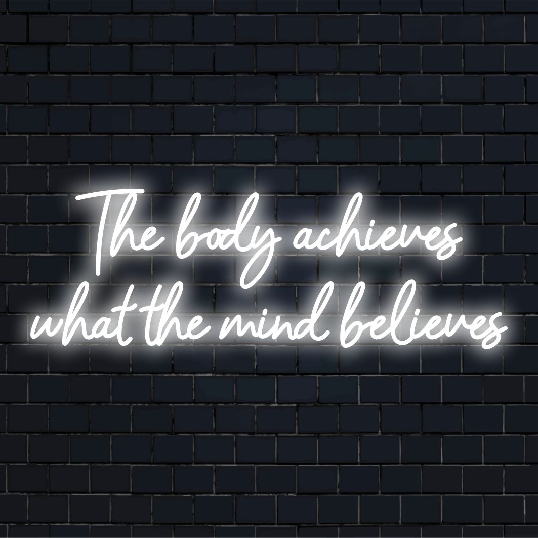 Anpassad LED-neonskylt som visar The Body Achieves What The Mind Believes, perfekt för inspirerande neonväggdekor.
