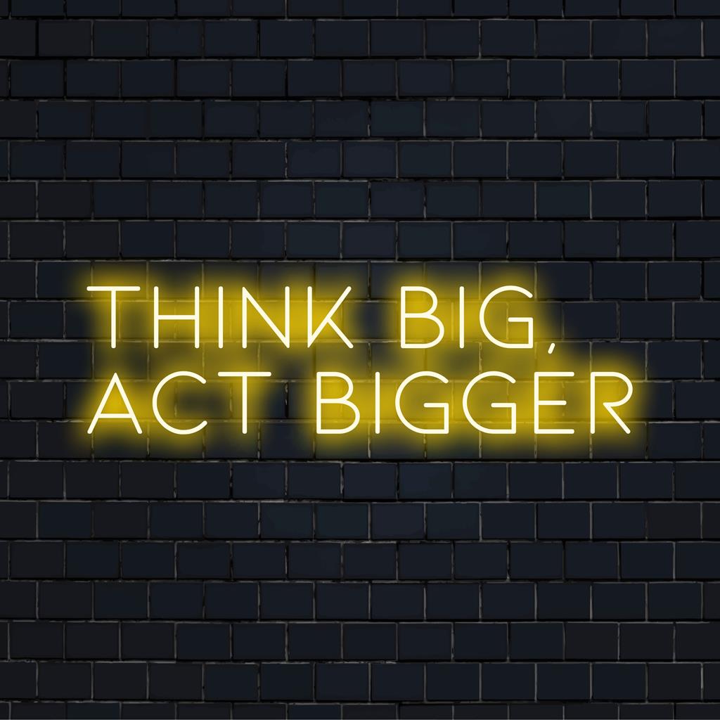 Upplyst Think Big, Act Bigger anpassad LED-neonskylt för modern inspiration, perfekt för kreativa utrymmen och motiverande inredning.