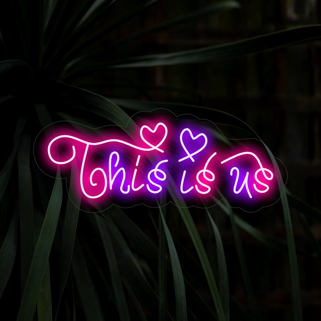 "This Is Us Neon Sign" förkroppsligar enhet med sitt sentimentala budskap, som ger en varm glöd som skapar en atmosfär av anslutning och samhörighet i ditt utrymme.