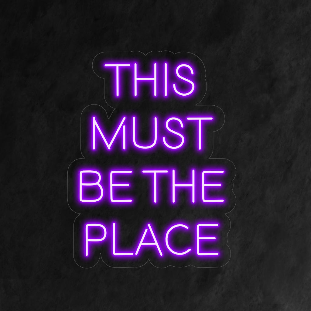 "This Must Be the Place Neon Sign" ger nostalgi med sitt välkomnande budskap, som ger en varm glöd som hyllar komforten och förtrogenhet med en speciell plats i ditt utrymme.