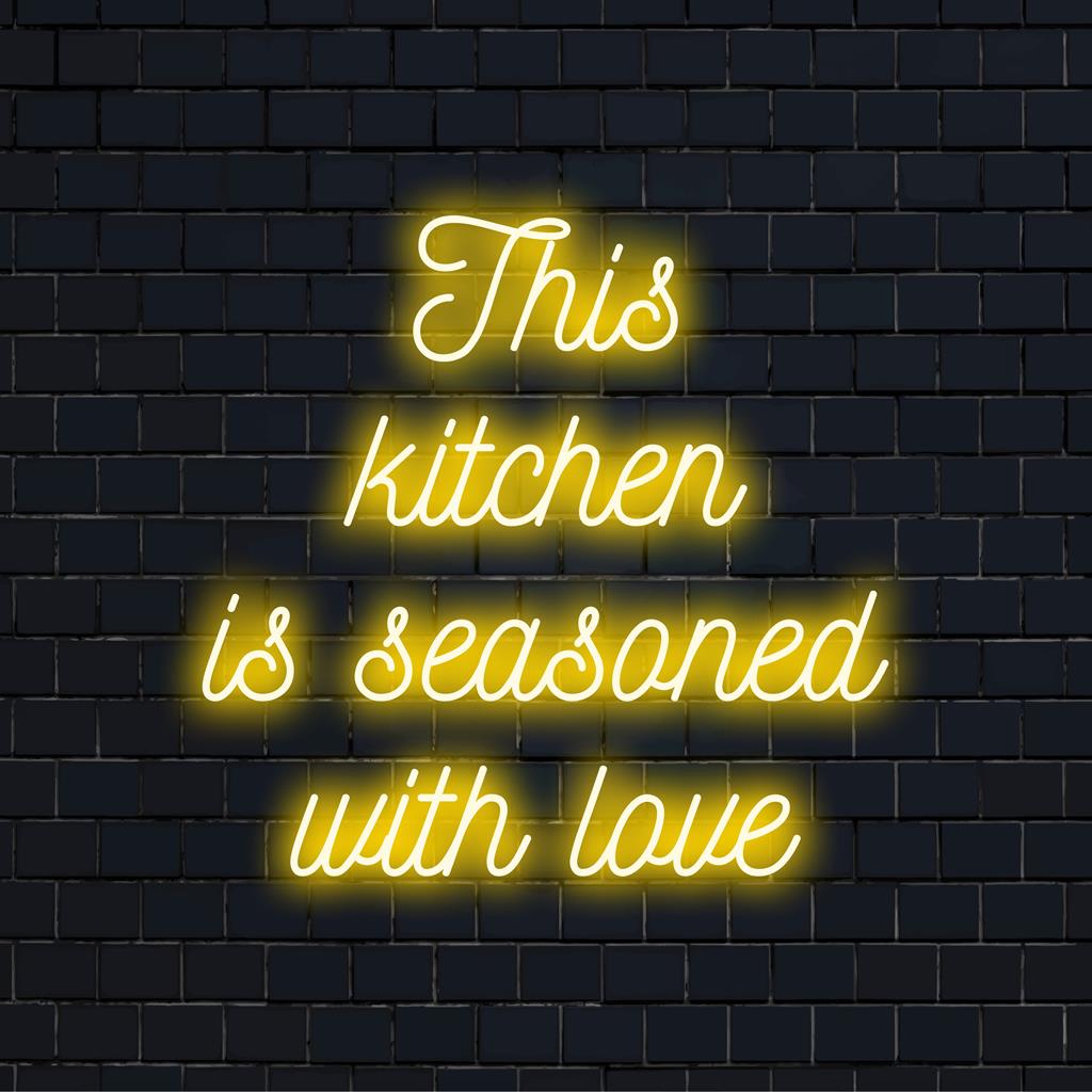 Anpassad LED-neonskylt med frasen This Kitchen Is Seasoned With Love, perfekt för neonväggkonst och mysig köksinredning.