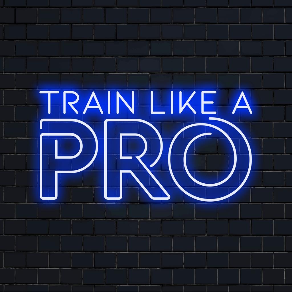 Skräddarsydda handgjorda LED-neonskyltar som läser Train Like A Pro 2 i livfulla neontoner; optimal motiverande neonväggkonst.
