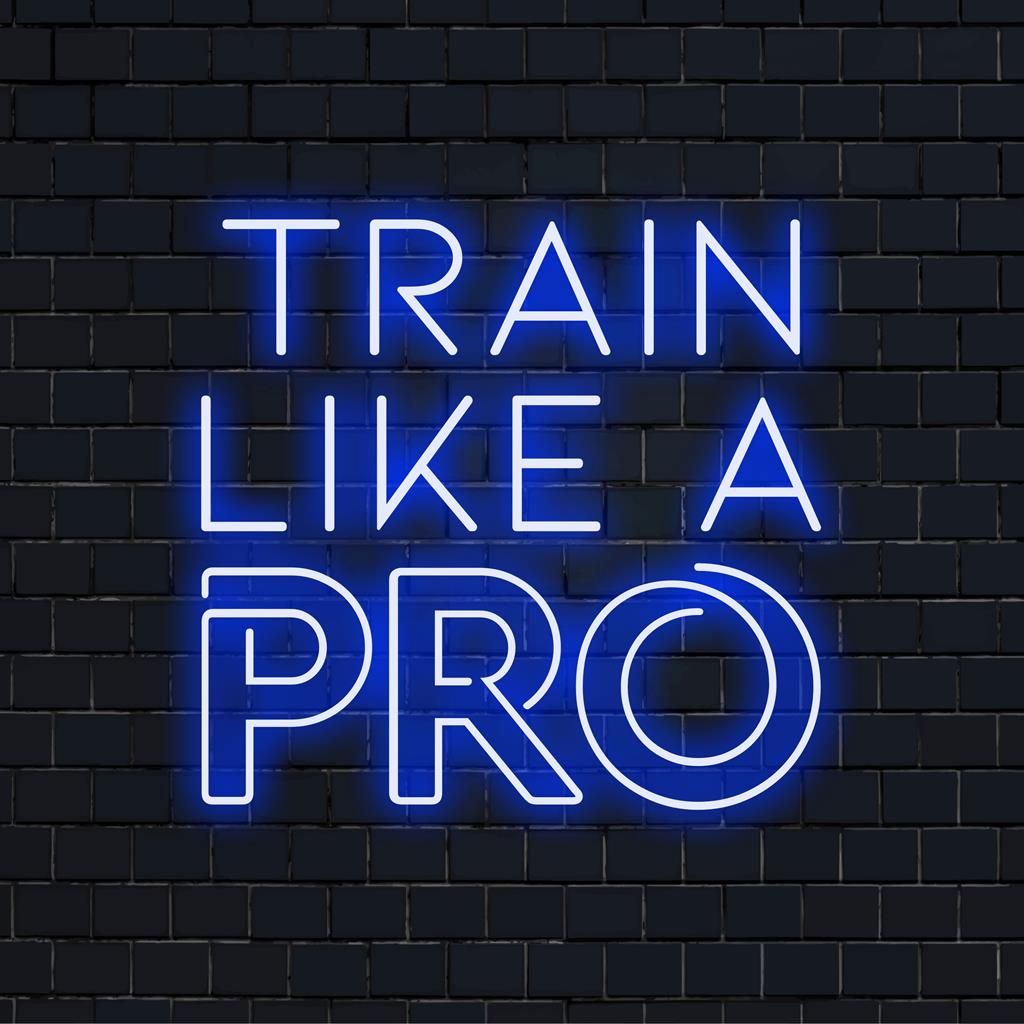 Livlig LED-neonskylt som visar Train Like A Pro skickar motiverande vibbar, perfekt för alla träningsplatser. Energisk väggkonst i neon.