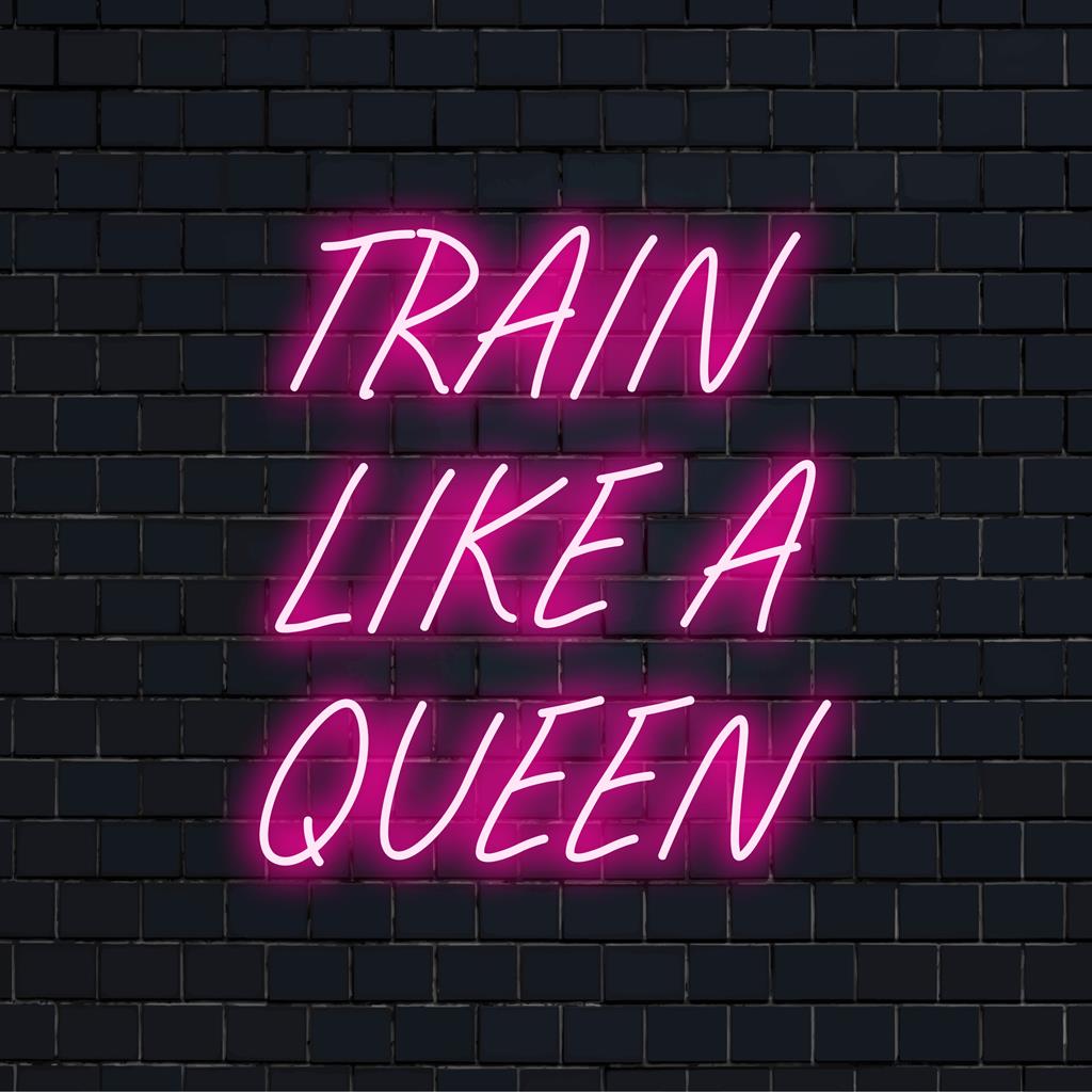 Anpassad LED-neonskylt som läser Train Like A Queen, perfekt för motiverande neoninredning, inspirerande träningsutrymmen.