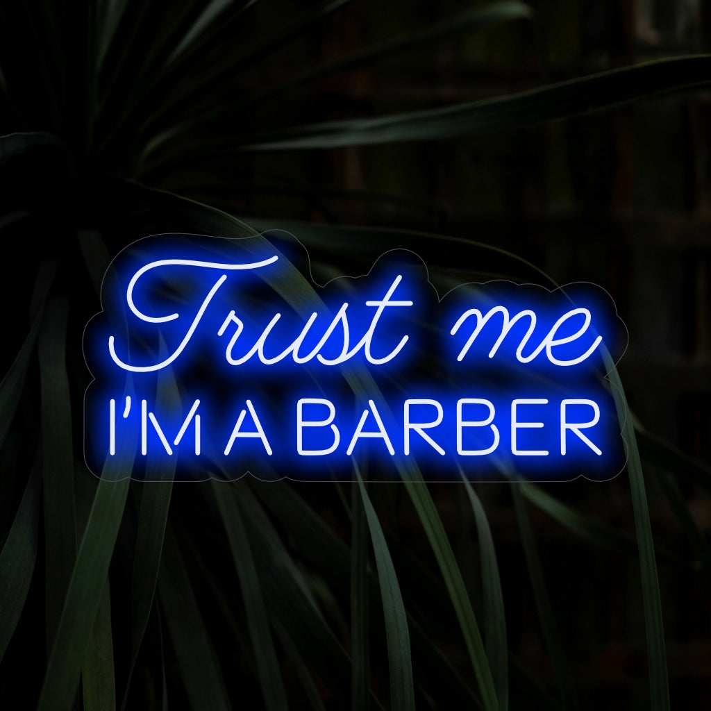 "Trust Me I'm a Barber Neon Sign" tillför charm med sitt humoristiska budskap, som ger en djärv glöd som kombinerar professionalism med en lekfull atmosfär i din frisörsalong.