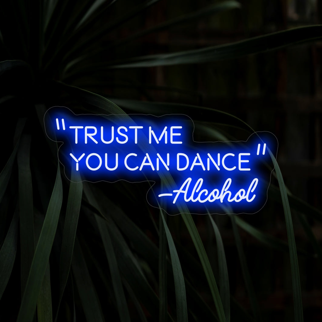 "Trust Me You Can Dance - Alcohol Neon Sign" har en levande glöd som uppmuntrar till skratt och firande i ditt utrymme.