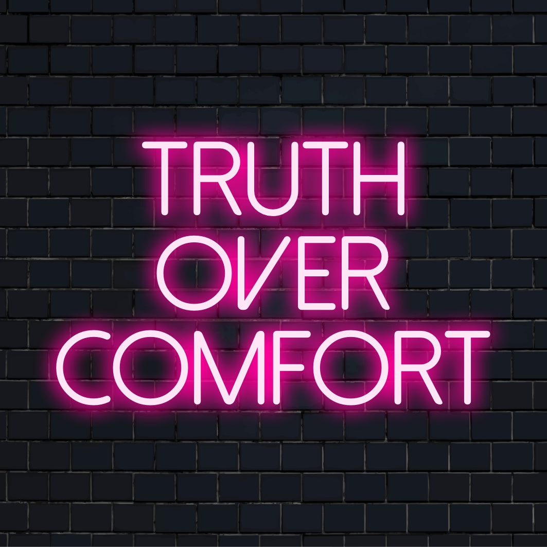 LED neonskylt med djärv vit textläsning, Truth Over Comfort, som visar upp minimalistisk och elegant neonljusinredning.