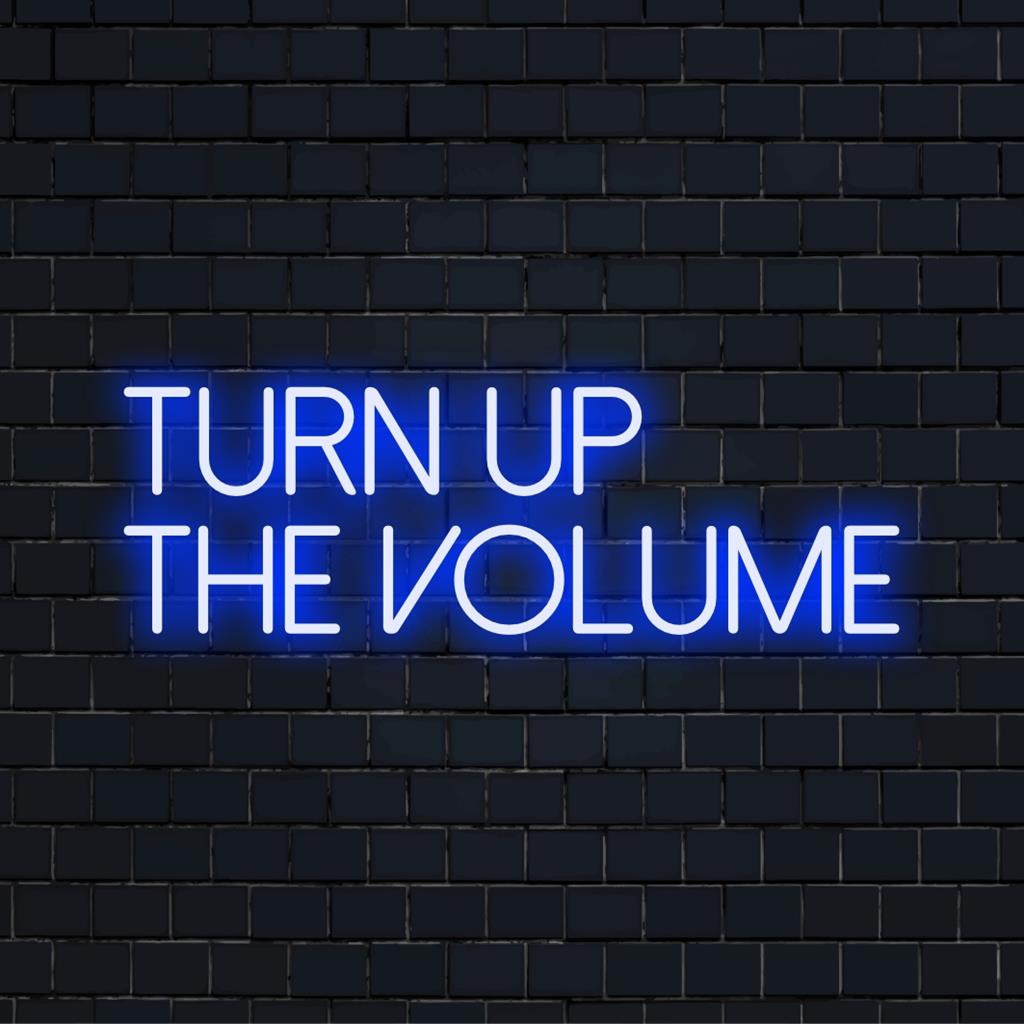 Skräddarsydd LED neonskylt läsning Turn Up The Volume; perfekt blandning av levande neonkonst och uttalande dekor.