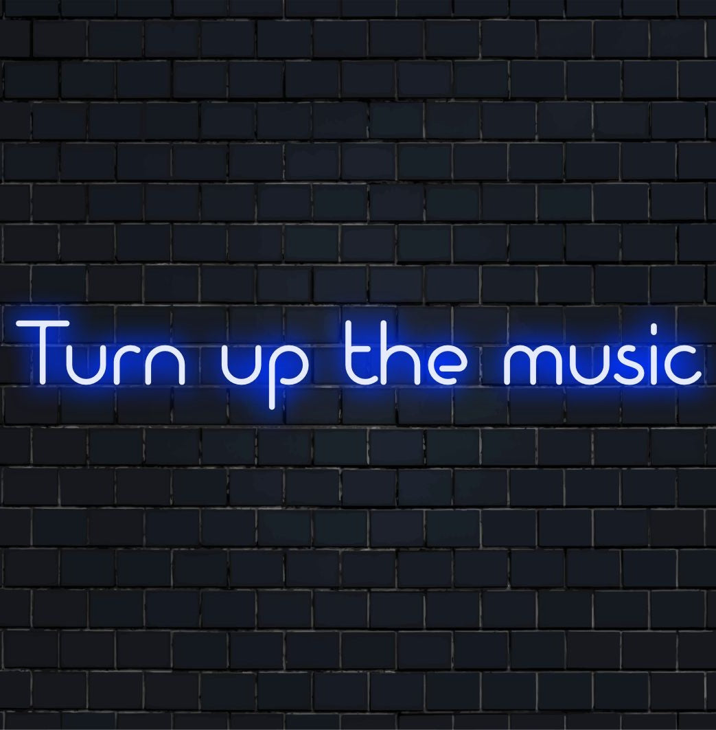 Anpassad LED-neonskylt med frasen Turn Up The Music i livfulla färger, perfekt för energisk inredning och musikentusiaster.
