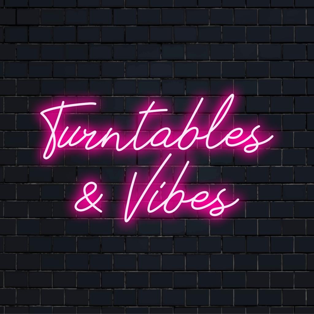 Levande LED neonskylt tillverkad för att efterlikna skivspelare och vibbar, perfekt anpassad konst för alla moderna utrymmen eller musikentusiasters inredning.