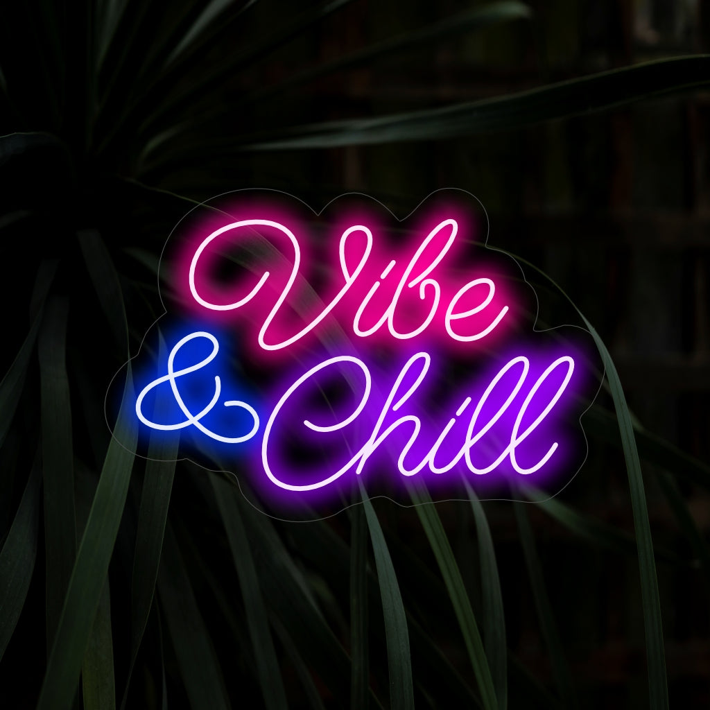 "Vibe & Chill Neon Sign" sätter en trendig och avslappnad atmosfär med sin coola glöd, uppmuntrande avkoppling och goda vibbar i ditt utrymme.