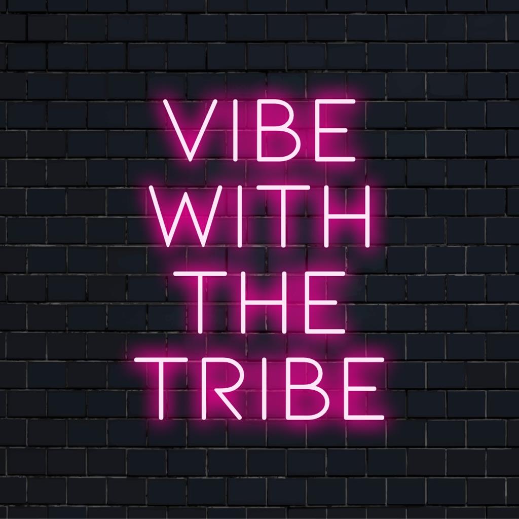 Anpassad LED neonskylt som läser Vibe With The Tribe i livfulla färger; perfekt för unik väggdekor och hemmiljö.