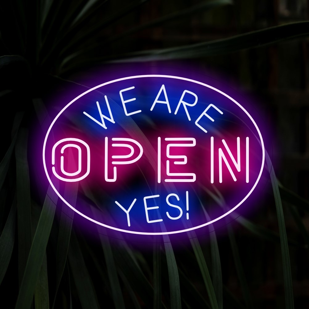 "We Are Open Yes! Neon Sign" utstrålar entusiasm med sin bekräftande glöd, vilket skapar en energisk och välkomnande atmosfär i ditt utrymme.